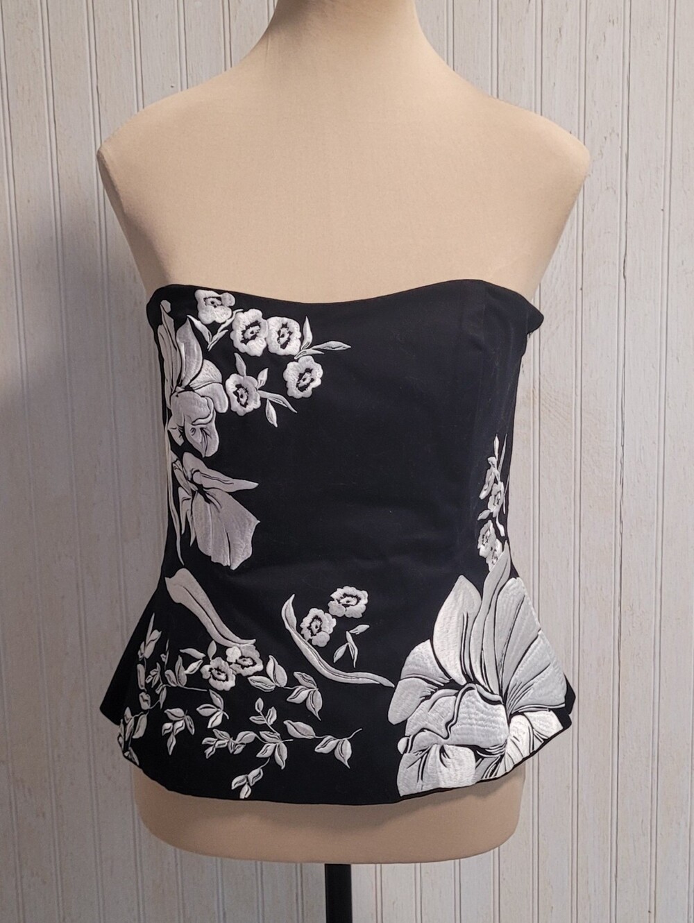 WHBM Strapless Black White Embroidered Bustier Top EUC Size 6